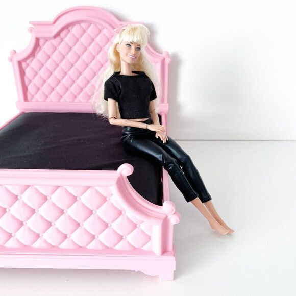 Pink 1:6 Scale Tufted Chesterfield Bed for Barbie Integrity 12" Fashion Doll - Picture 2 of 7